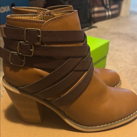 CCO Excellent Like New Condition Journee Collection Wide Strap Booties - Picture 4 of 9